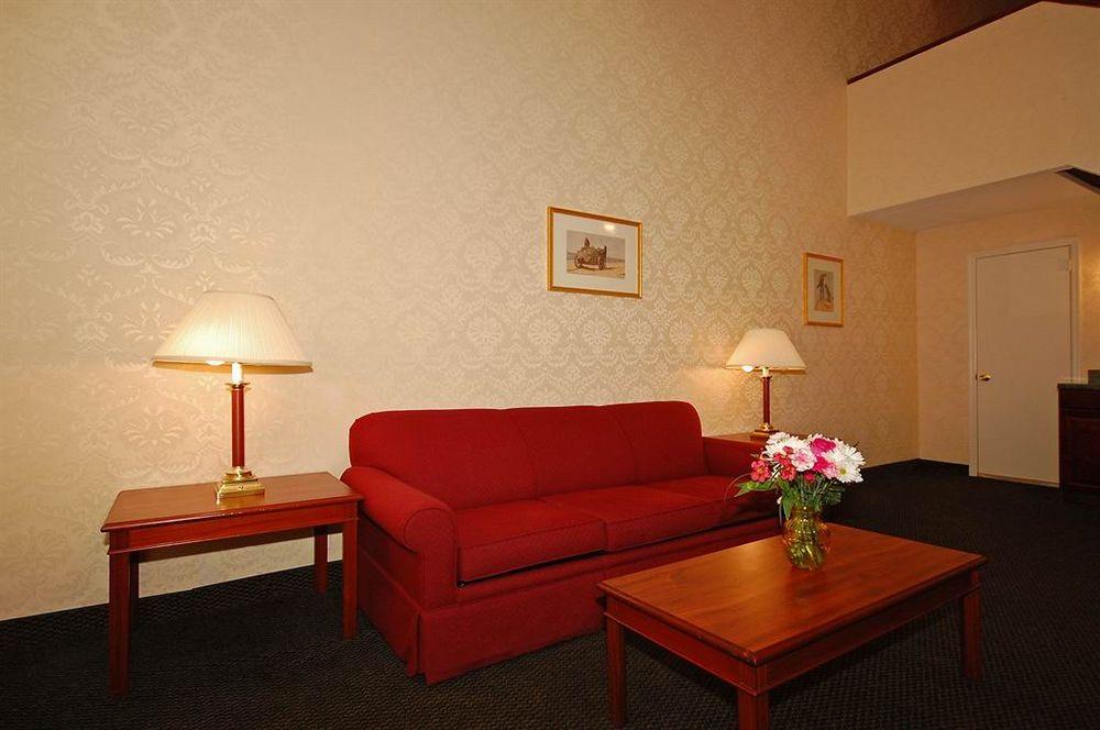 Days Inn By Wyndham Woodbury Long Island Exterior photo