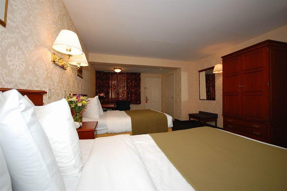 Days Inn By Wyndham Woodbury Long Island Exterior photo